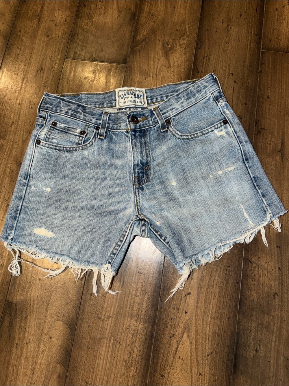 🩵100 PERCENT COTTON 🩵

🩵Levi’s Cut Off Distressed Denim Shorts 
🩵Size 29